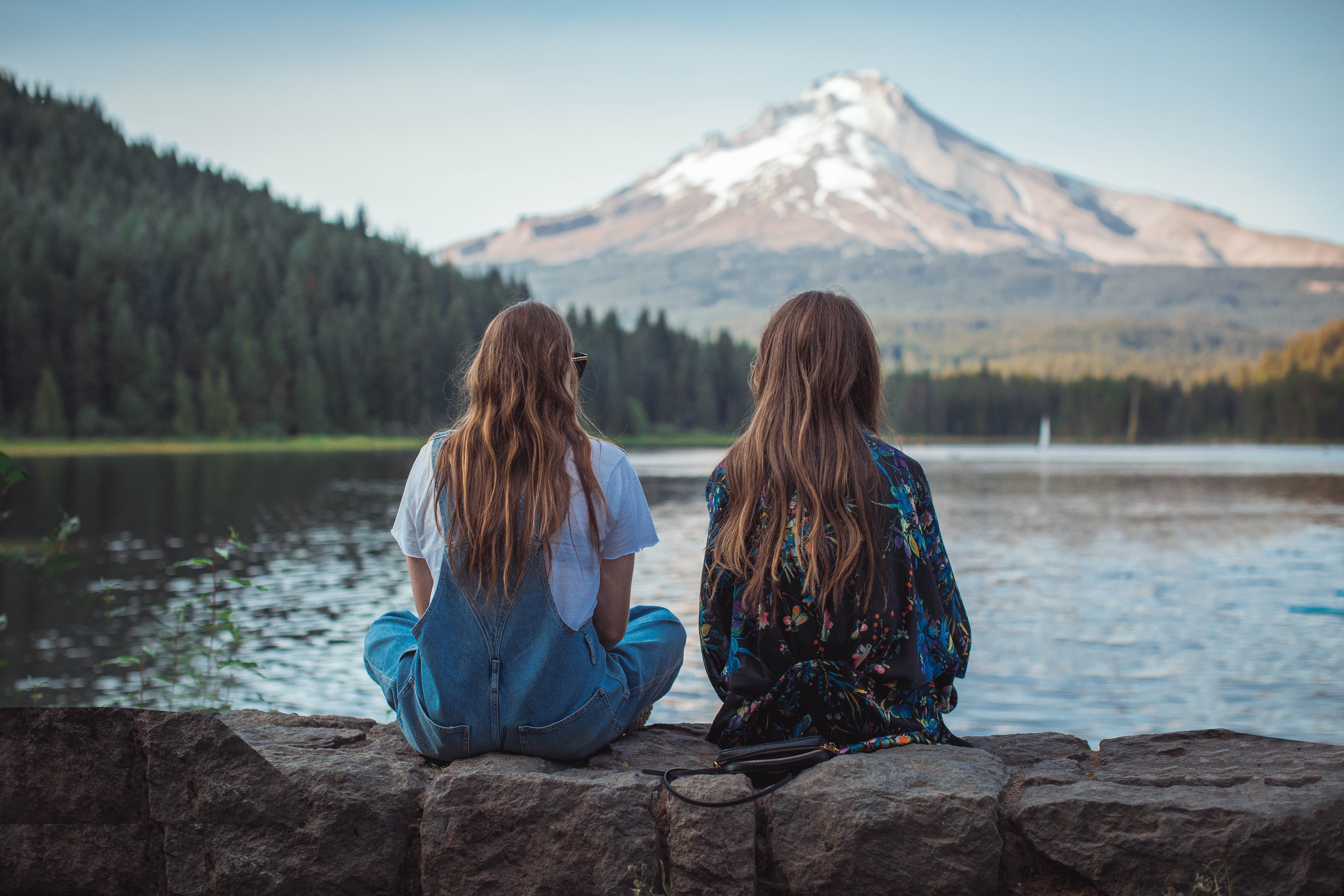 Being a woman is wonderful. Подруги в горах. Подружки в горах. Две девушки на берегу озера. Идеи фотосессий с подругами в горах.